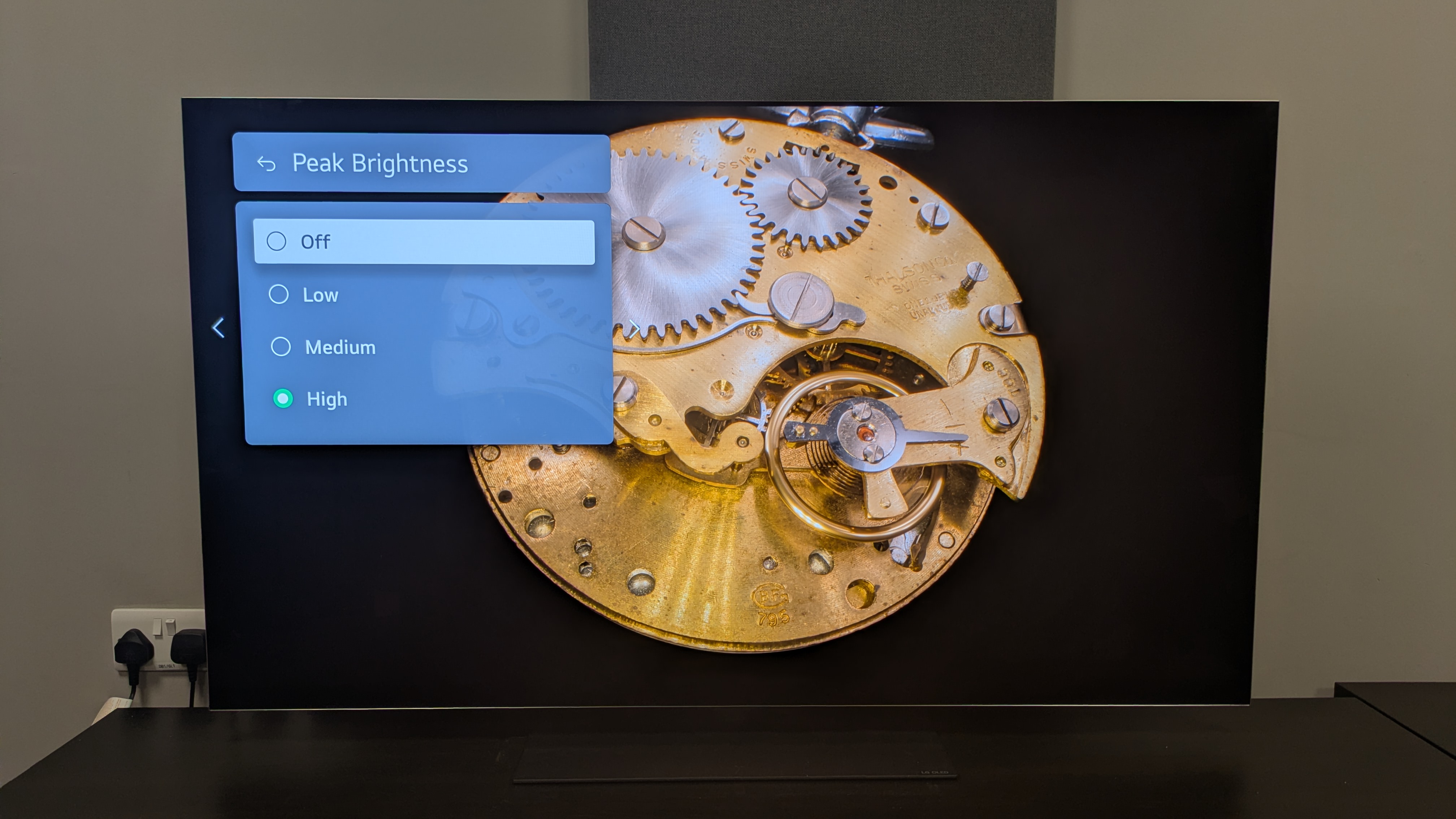LG G5 showing gold pocket watch with peak brightness menu overlay