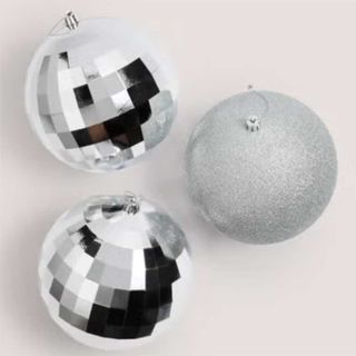 Giant silber disco baubles