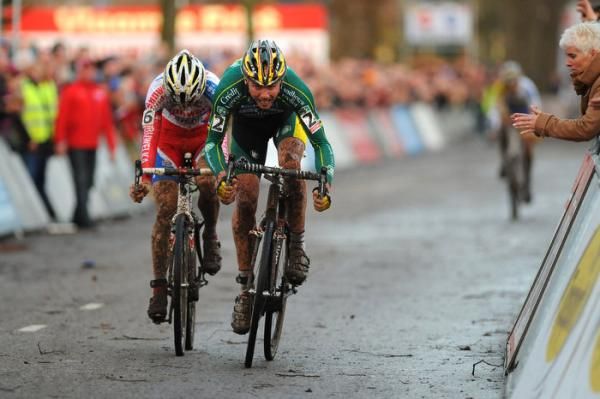 Sven Nys outsprints Kevin Pauwels in Gieten
