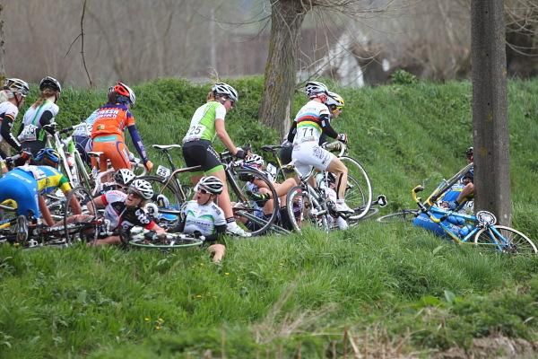 A crash at the front of the bunch slowed everyone down , including World Champion, Giorgia Bronzini (Cola Vita Forno D'Asolo) and eventual winner, Annemiek Van Vleuten (Nederland Bloeit)