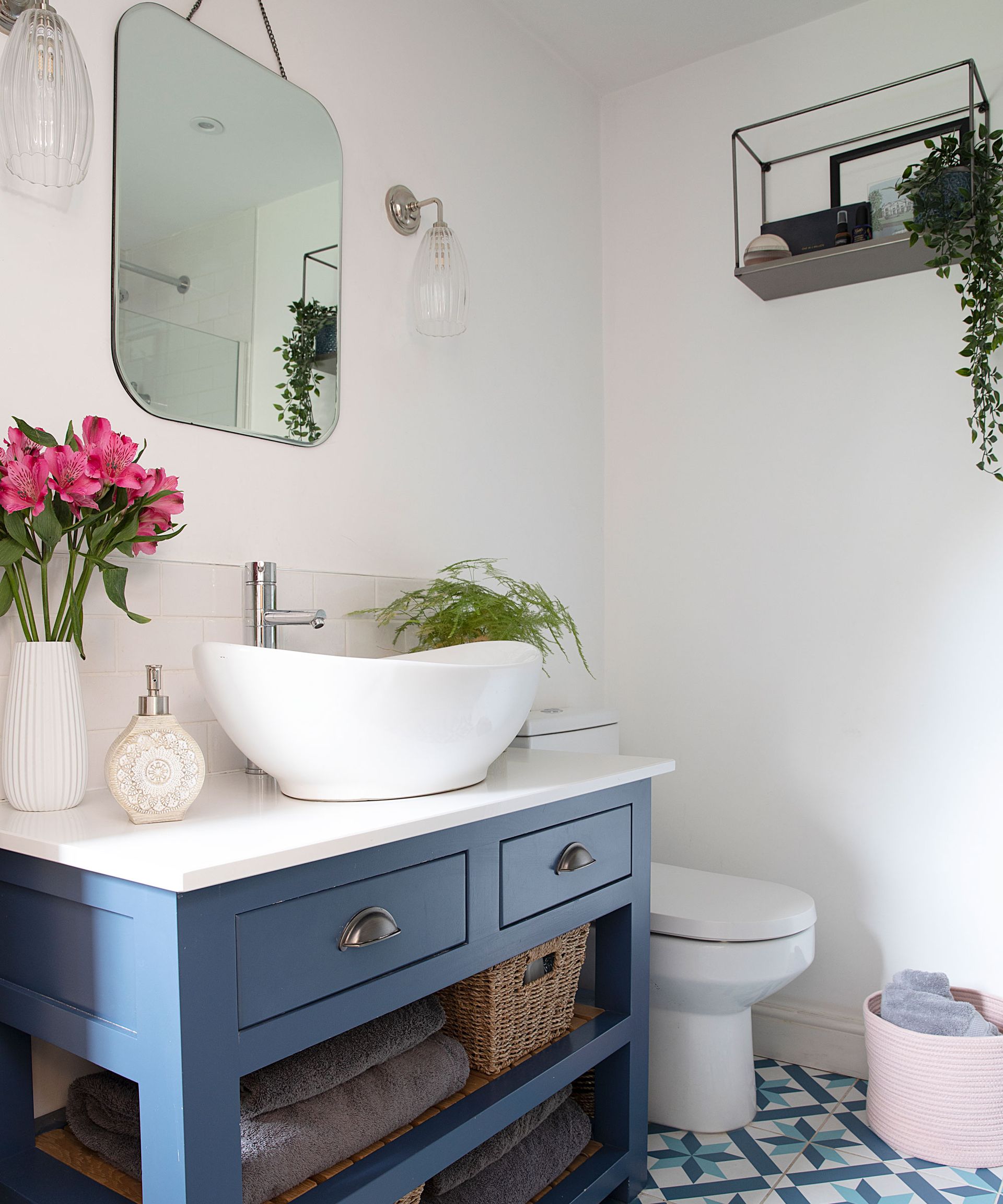 Emma dan Martin Coulthurst mengubah kamar tidur dan kamar mandi menjadi kamar utama dengan bak mandi yang menarik