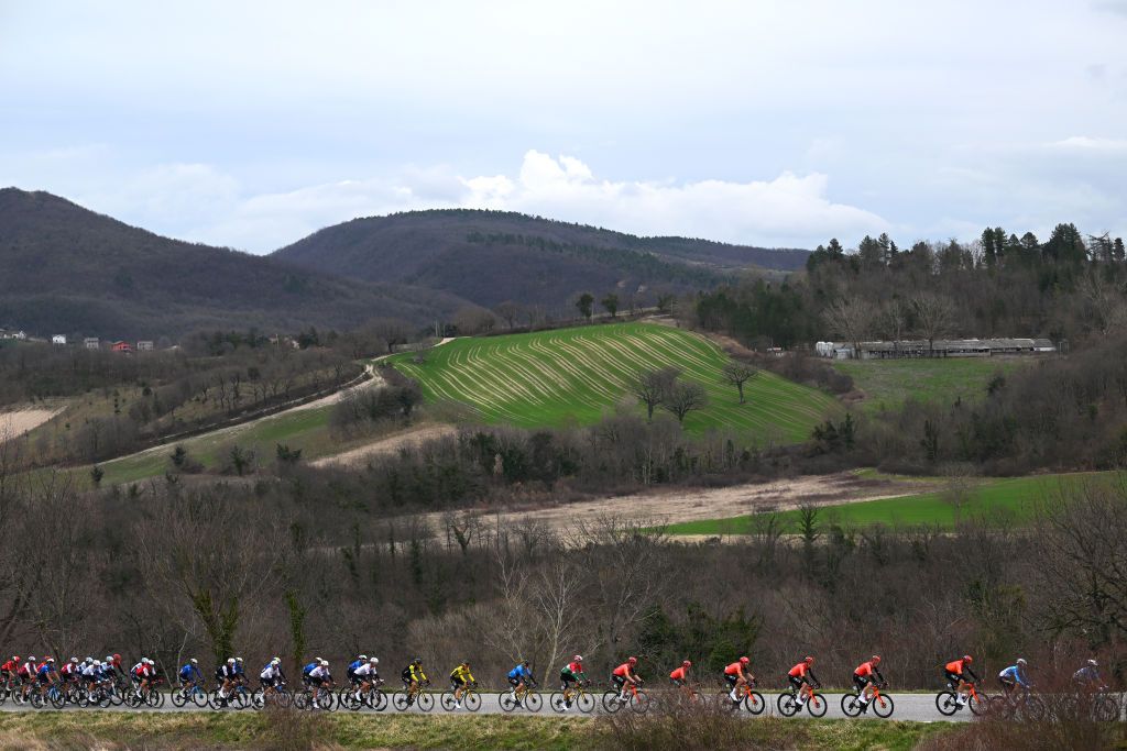 The peloton races from Sassoferrato to Cagli Monte Petrano on stage 6