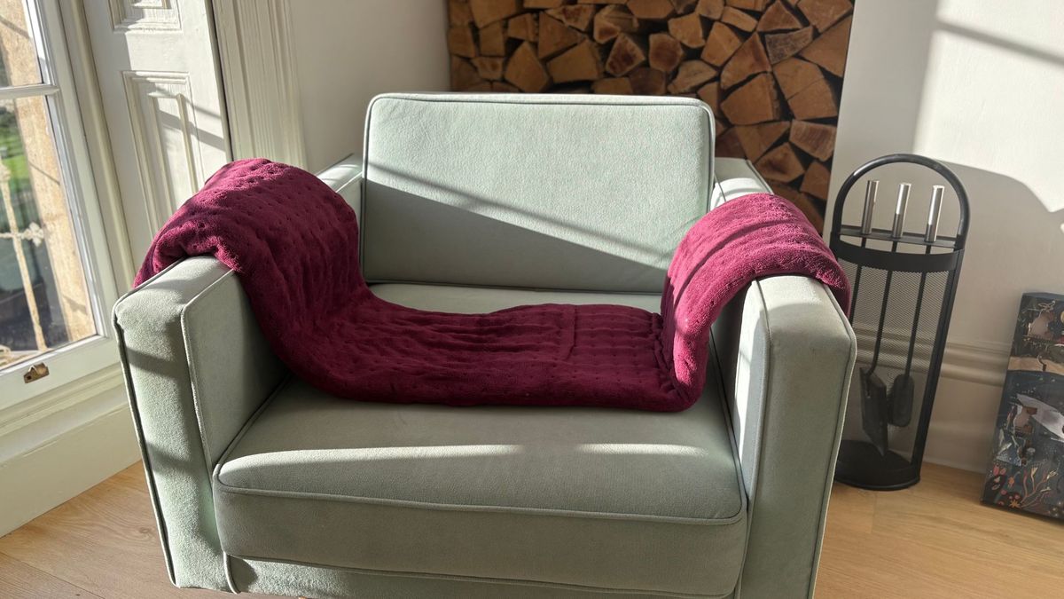 silentnight-luxury-heated-throw-review-for-complete-cosiness-woman