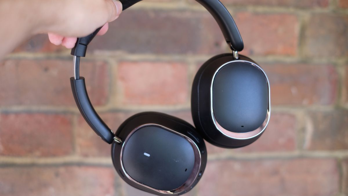 Photograph of FiiO EH13 black headphones