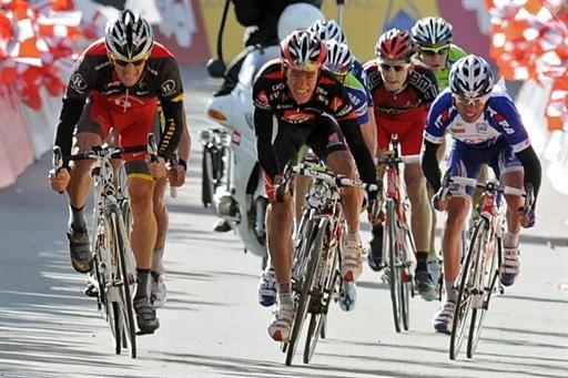 Rigoberto Uran (Caisse d'Epargne) sprints for the bonus seconds, but still was 29 seconds short of yellow.