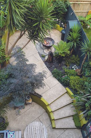 garden design curved path in a modern backyard