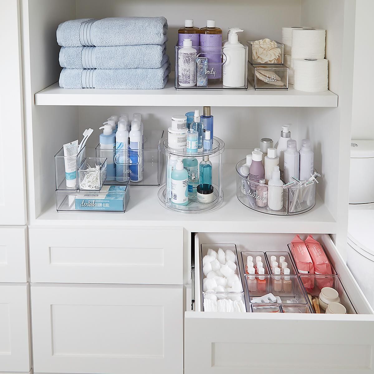 Atur perlengkapan mandi dan kosmetik yang telah dikategorikan dengan rapi dalam wadah akrilik