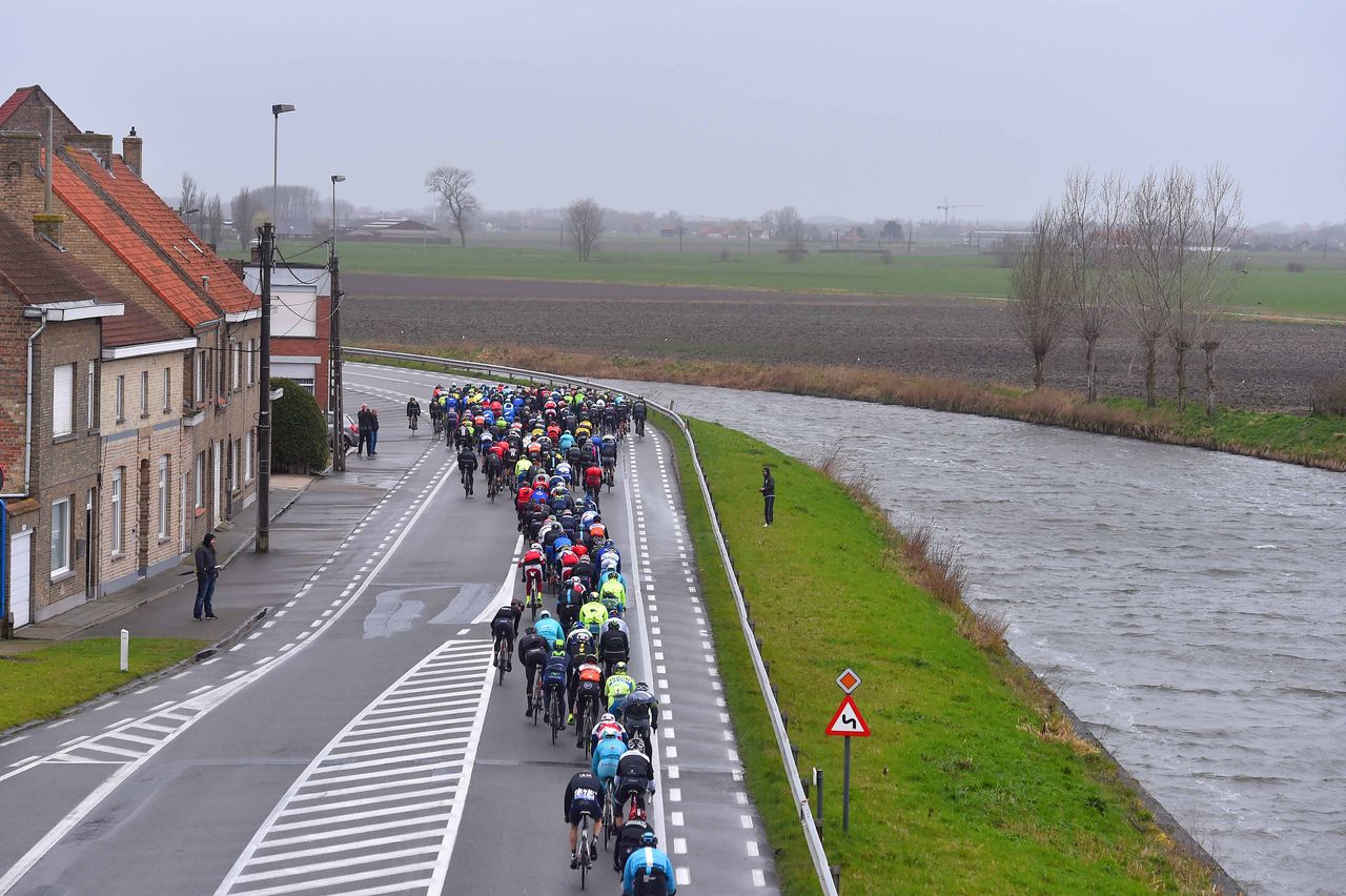 The peloton under less and ideal skies