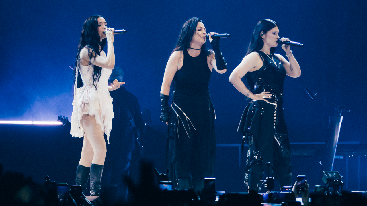 Evanescence on stage