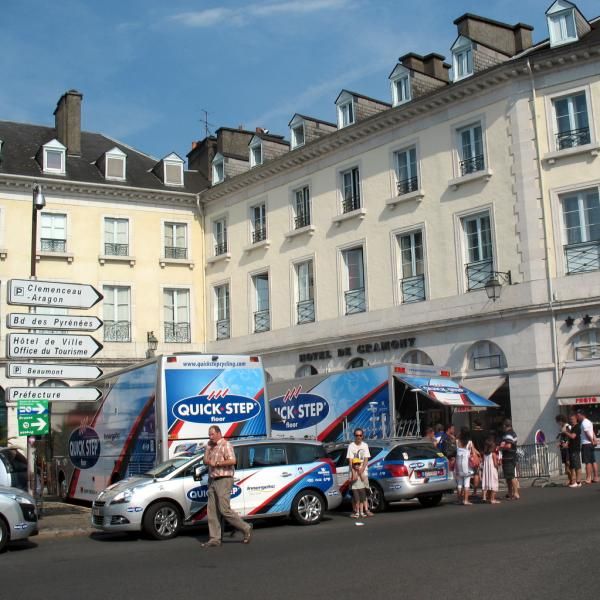 The Quick Step team has been staying in Hotel De Gramont in Pau for a couple of times, it's one block away from the finish line