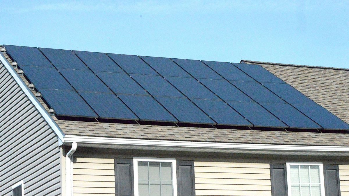 How to clean solar panels safely and efficiently