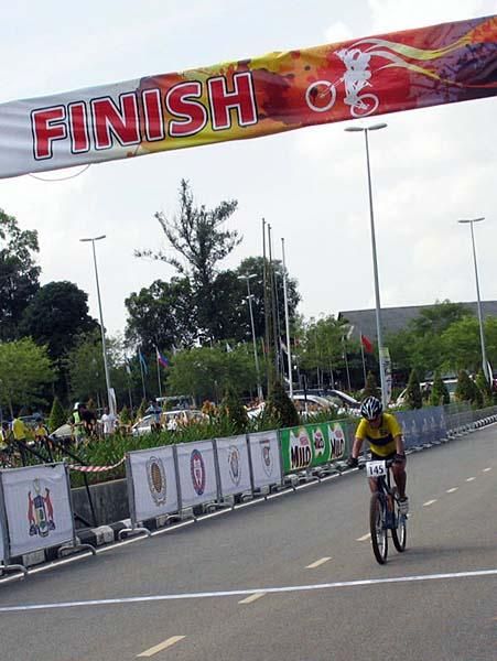 Siriluck Warapiang (Thailand) wins the junior women's race.