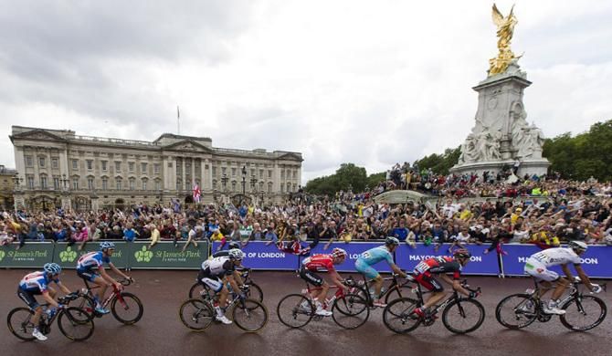 The peloton passes Buckingham Palace near the finish of stage 3 in London