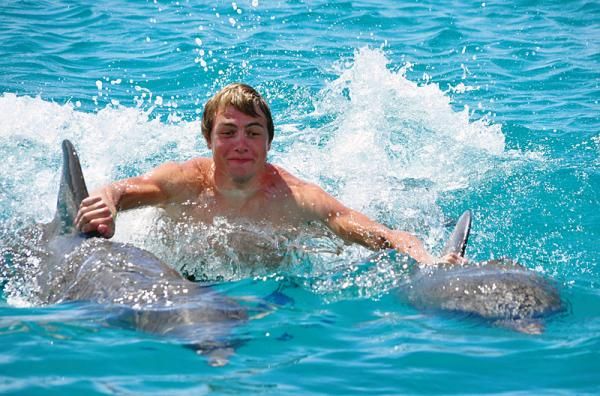Edvald Boasson Hagen catches a ride from a pair of dolphins.