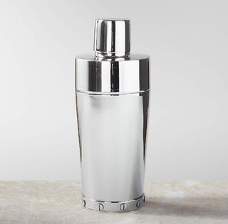 Cocktail shaker in silver.