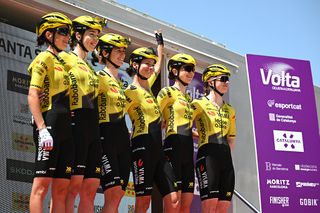 Volta a Catalunya Feminas: Visma-Lease a Bike dominate as Veenhoven, Vos go 1-2 in crash-marred stage 1