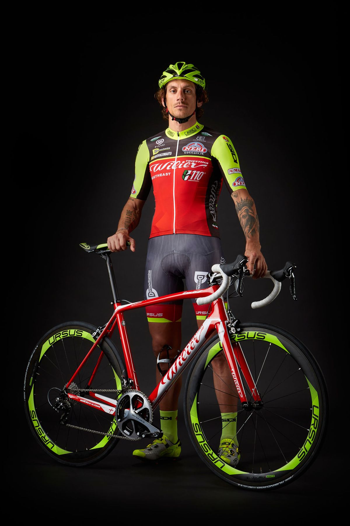 Filippo Pozzato shows the new team kit.
