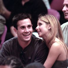 Sarah Michelle Gellar and Freddie Prinze Jr. during New York Knicks Vs. The Miami Heat in the NBA playoffs May 14th 2000 at Madison Square Garden in Los Angeles, California, United States.