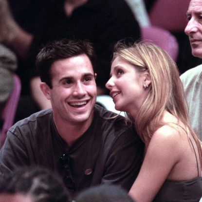 Sarah Michelle Gellar and Freddie Prinze Jr. during New York Knicks Vs. The Miami Heat in the NBA playoffs May 14th 2000 at Madison Square Garden in Los Angeles, California, United States.