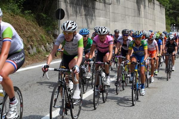 Marianne Vos (Nederland Bloeit), biding her time in the bunch.
