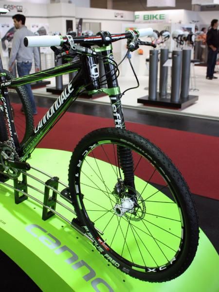 The included Lefty Speed Carbon SL fork uses matching green-anodized clamps.