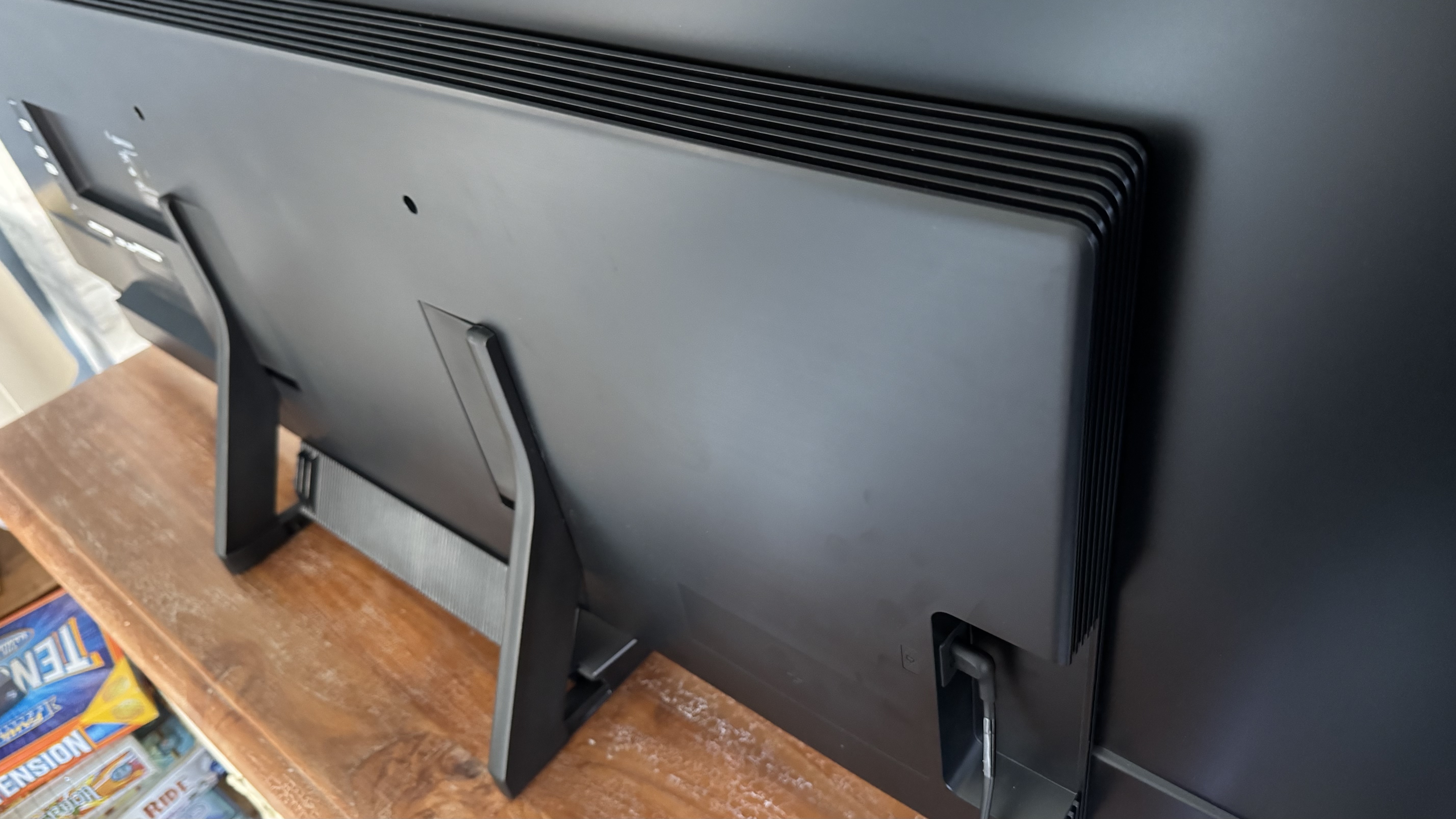 Samsung S90F rear panel support legs