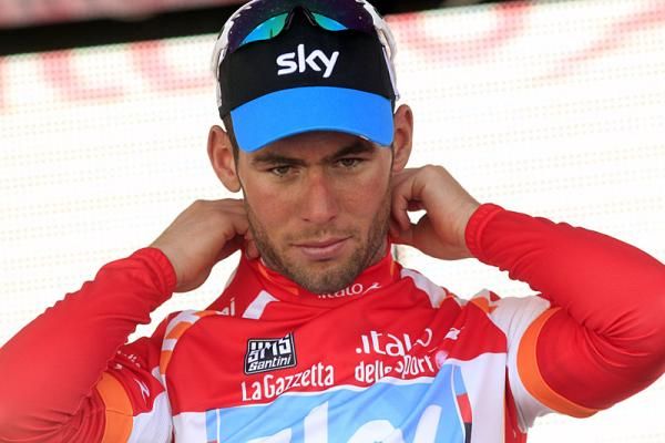 Mark Cavendish (Sky) takes over the points classification lead from Matt Goss.