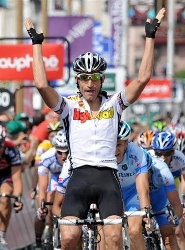 USA's George Hincapie (High Road), 34, wins Dauphin&eacute; Lib&eacute;r&eacute; stage two after a last minute move from the front of the peloton.