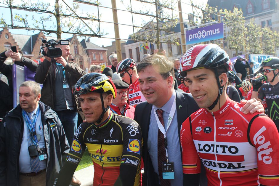 Philippe Gilbert and reigning champion Jens Debuscherre were put at the head of affairs on the start line