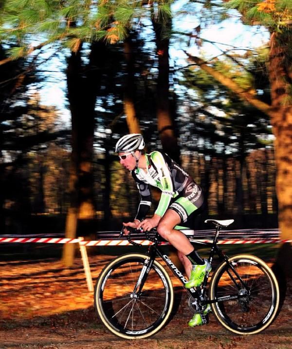 Jeremy Powers (Cannondale-Cyclocrossworld) stretching a bit.