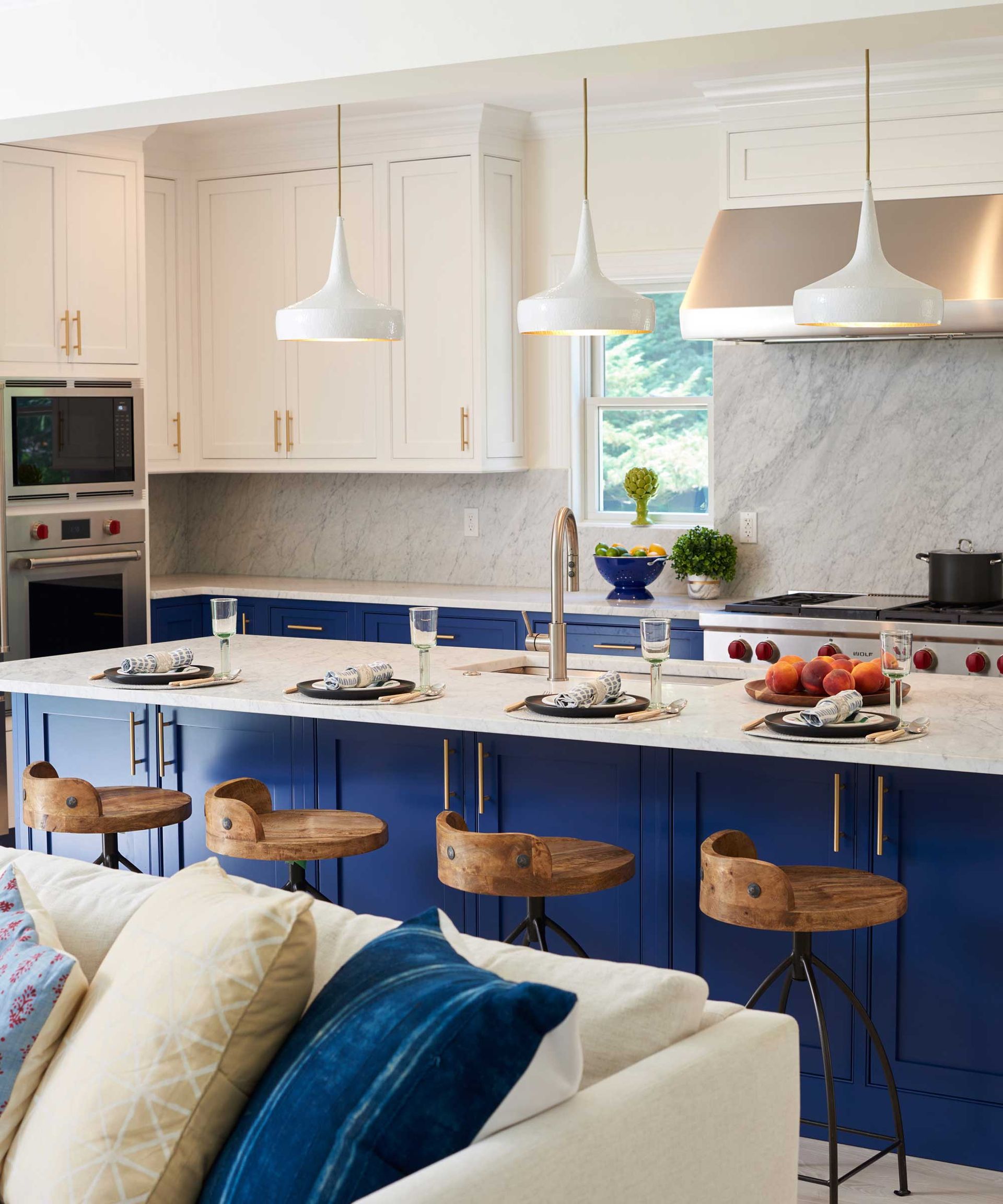How Much Should Countertops Overhang for Seating? | Livingetc