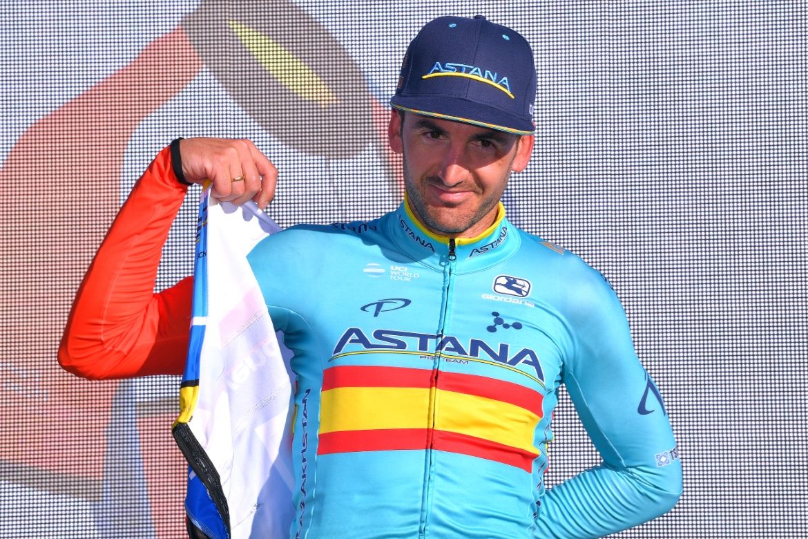 Gorka Izagirre puts on the leader's jersey