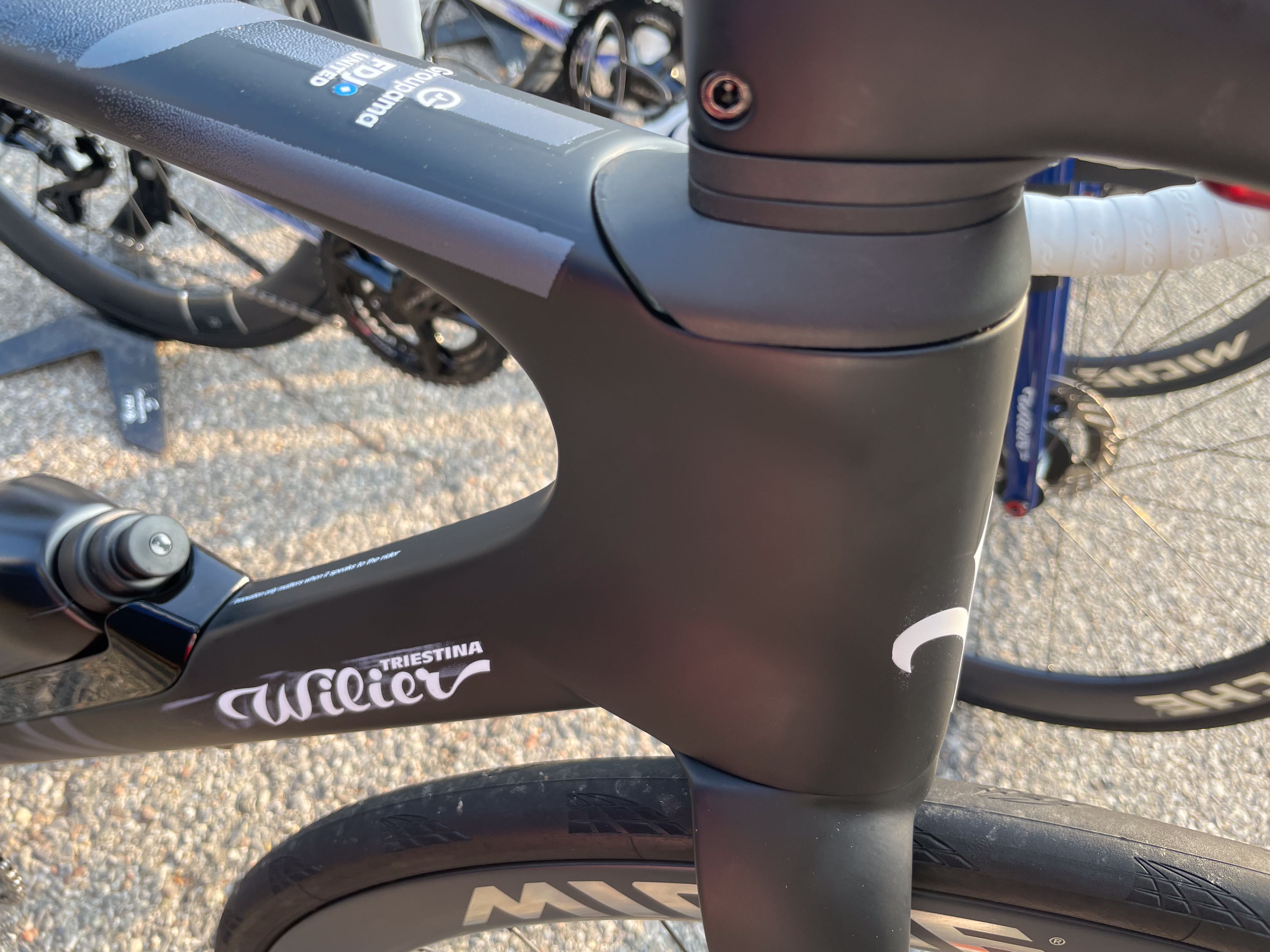 Foto de primer plano de una nueva bicicleta aero Wilier