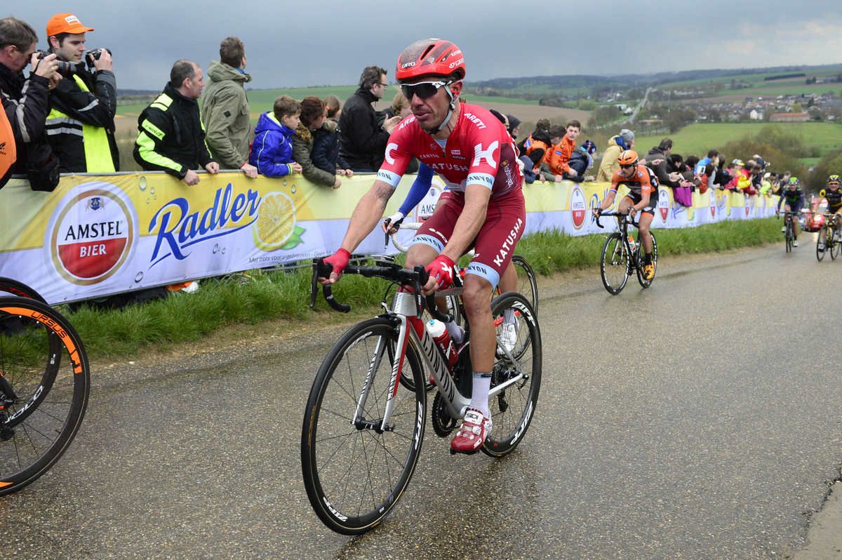 Joaquim Rodr&iacute;guez sitting near the rear up the Gulperberg climb
