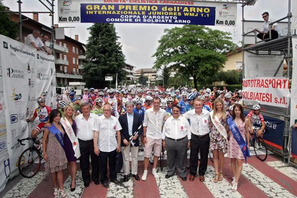 Riders await the start of the GP Dell'Arno.