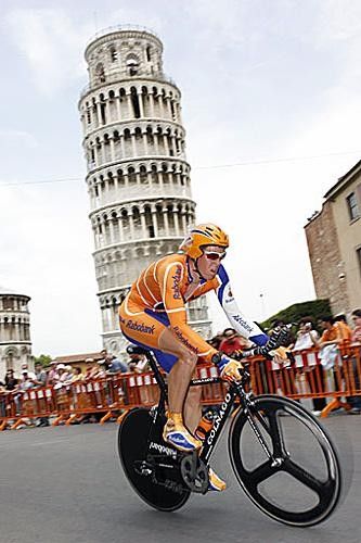 Matt Hayman (Rabobank) rides past the leaning tower of Pisa