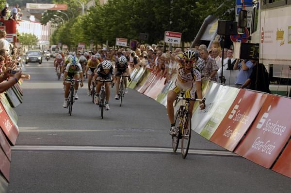 Adrie Visser (HTC-Columbia) outsprints her breakaway companions to win stage 3.
