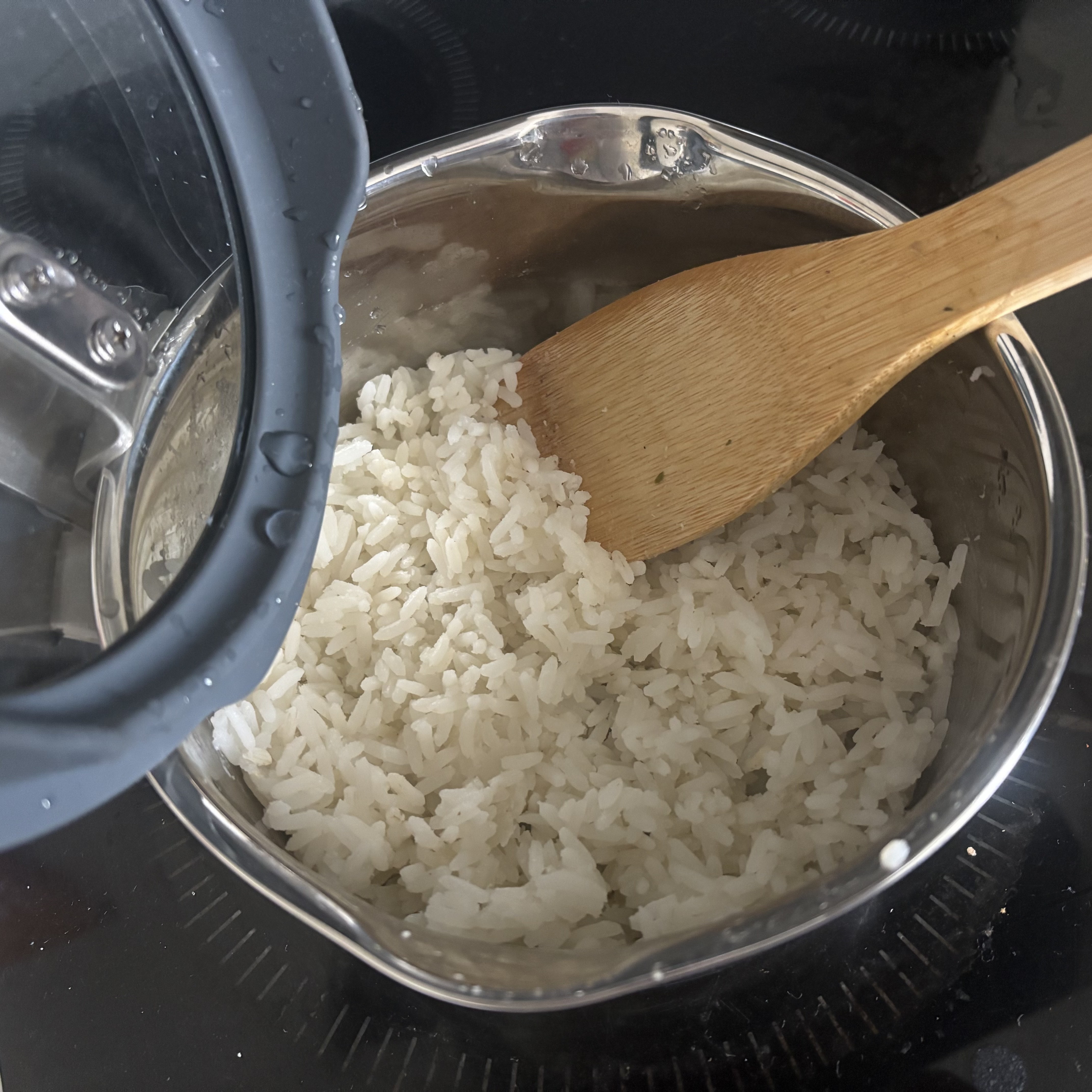 White rice being made in the Zwilling Simplify Pot Set saucepan.