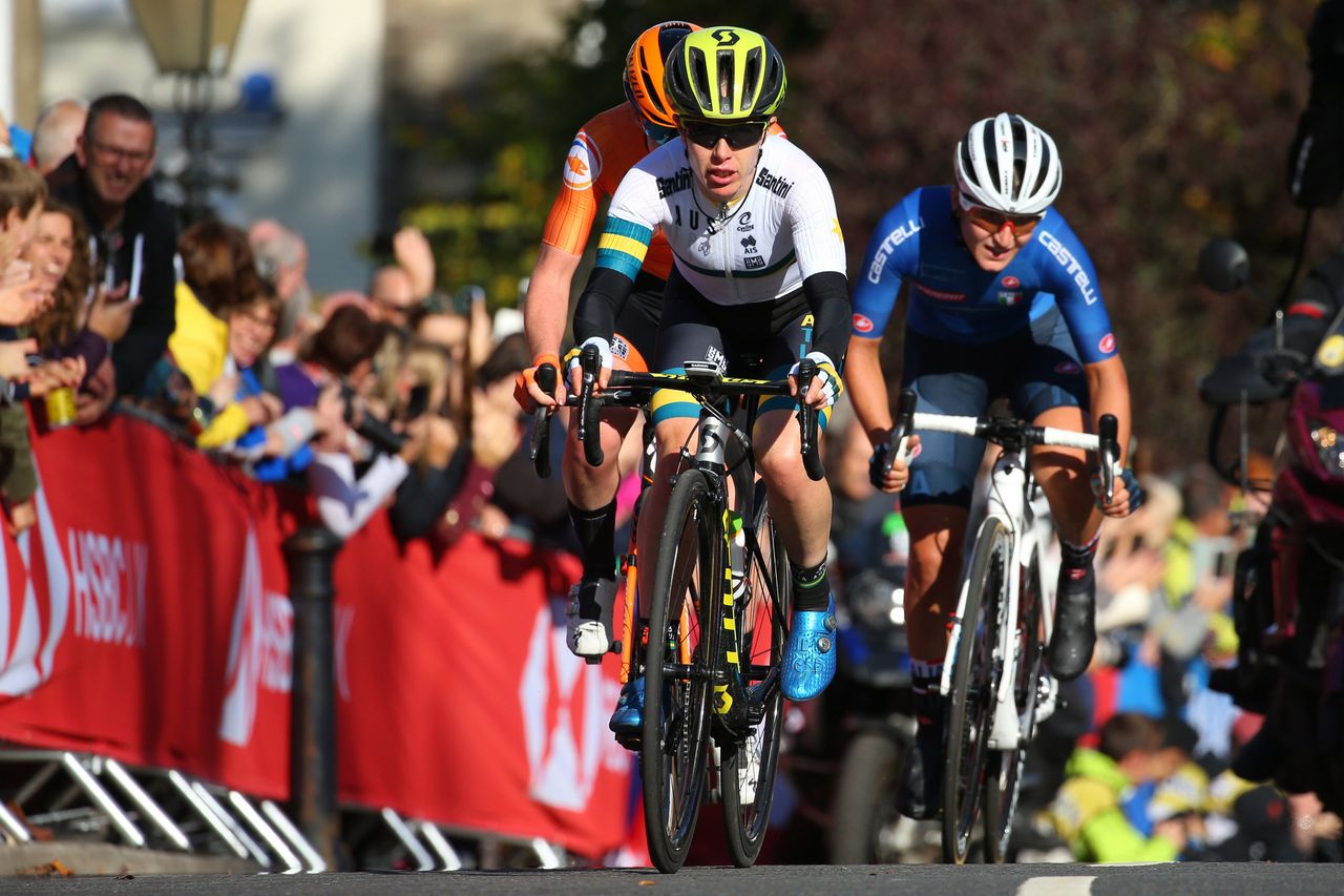 Amanda Spratt leads the chase group
