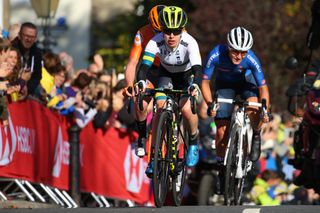 Amanda Spratt leads the chase group