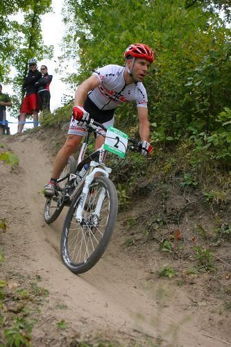 Scott Kylander Johnson (Trek-Co-op) looking ahead on lakeside singletrack