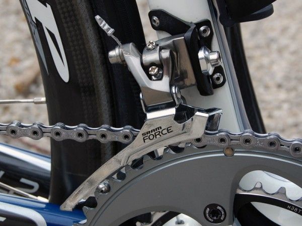 The stiffer steel cage of the second-tier Force front derailleur presumably provides snappier shift performance than the lighter - but softer - titanium one of Red.