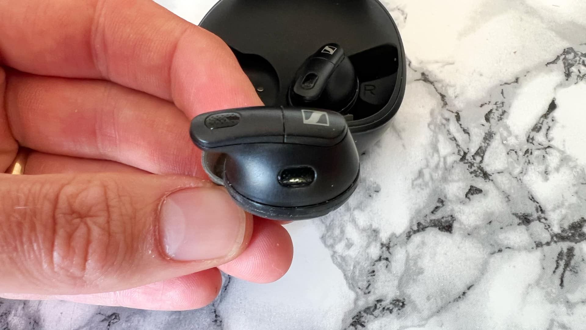 Sennheiser Conversation Clear Plus på marmorerat bord