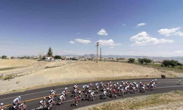 The peloton on stage 2 of the Usa Pro Cycling Challange