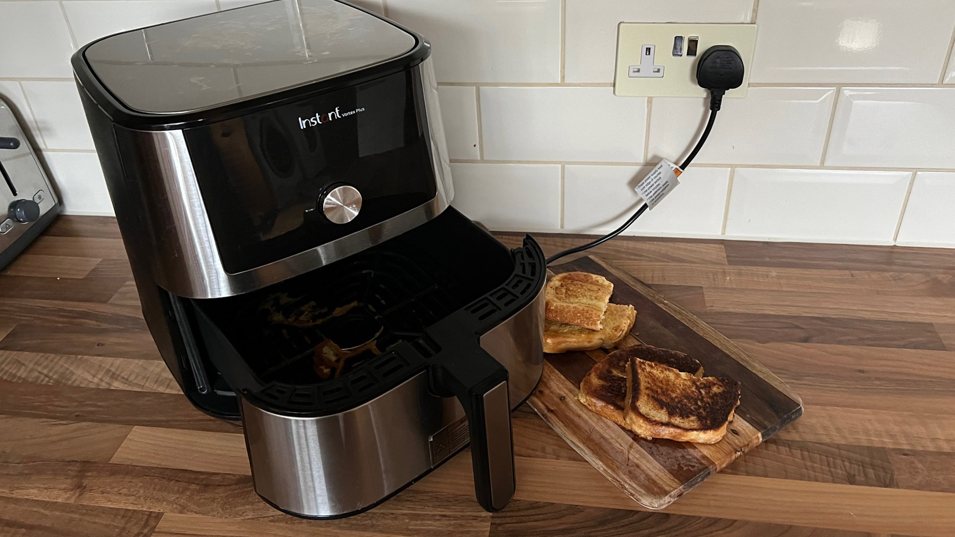 Instant Vortex Plus di sebelah French Toast dibuat di penggorengan udara dan French Toast dimasak di atas kompor