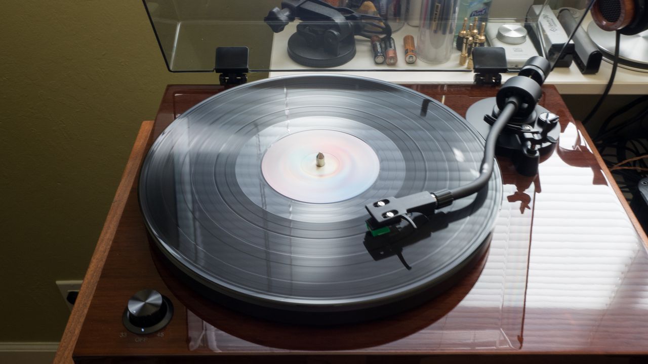 Fluance RT81 on table