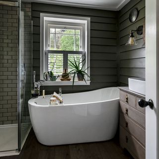 bathroom with bath tub