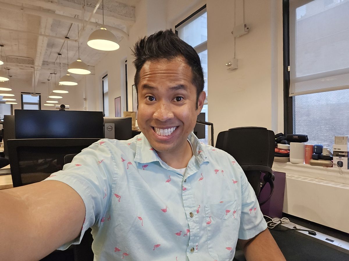 Samsung Galaxy Z Fold 6 outer screen selfie sample.