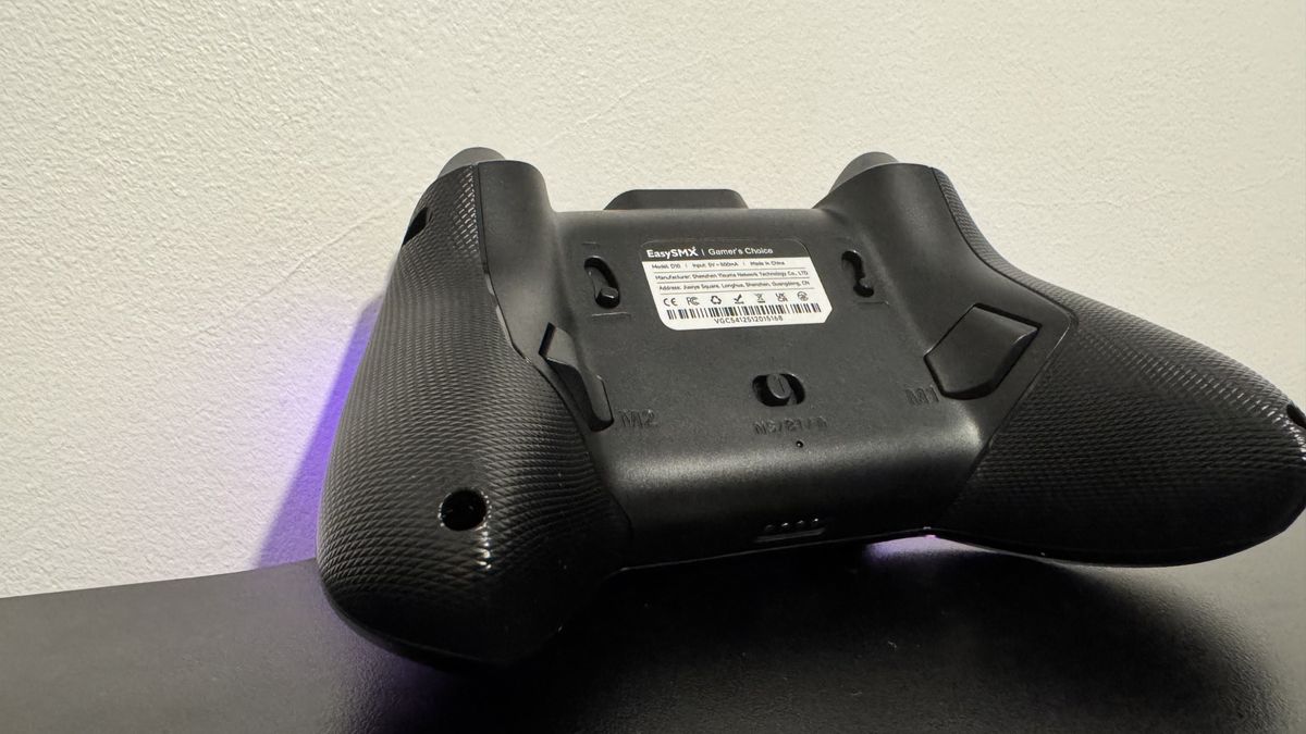 EasySMX D10 from the back without the charging stand, on a black desk
