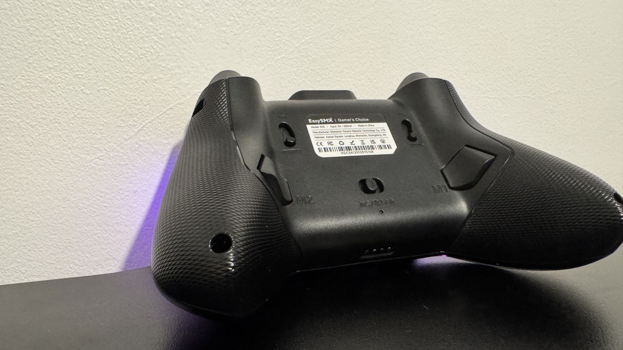 EasySMX D10 from the back without the charging stand, on a black desk